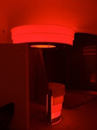 kasíno Košice - recepčný pult: kombinácia materiálov PERSPEX, nerez a žula s efektným podsvietením RGB LED pásom